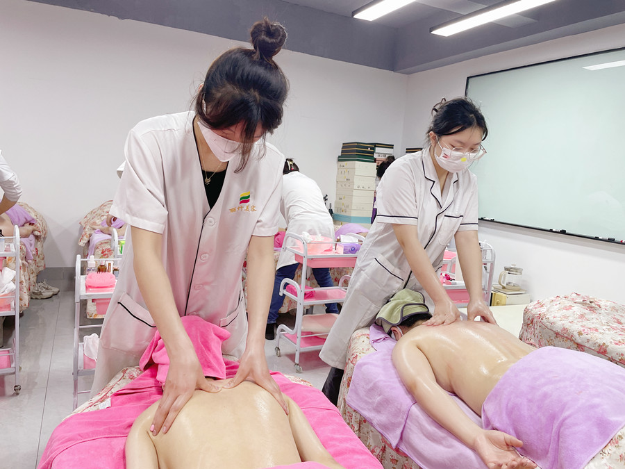 推背時如何發(fā)力？南寧美容美體教程