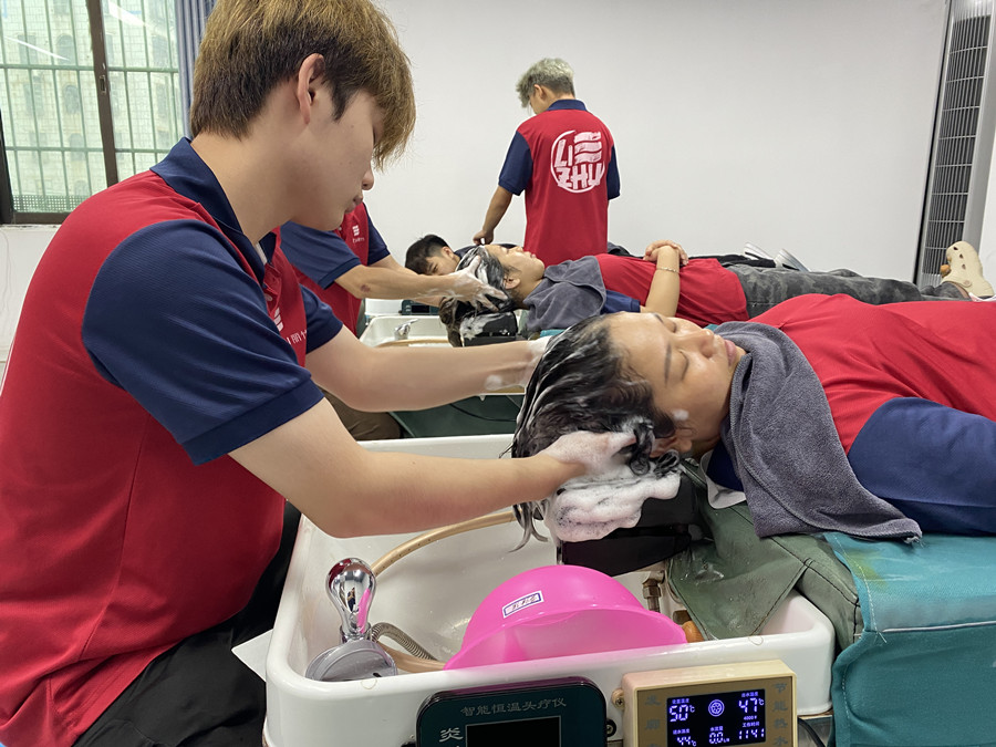 如何成為一個合格的美發(fā)洗護師？南寧洗頭專業(yè)