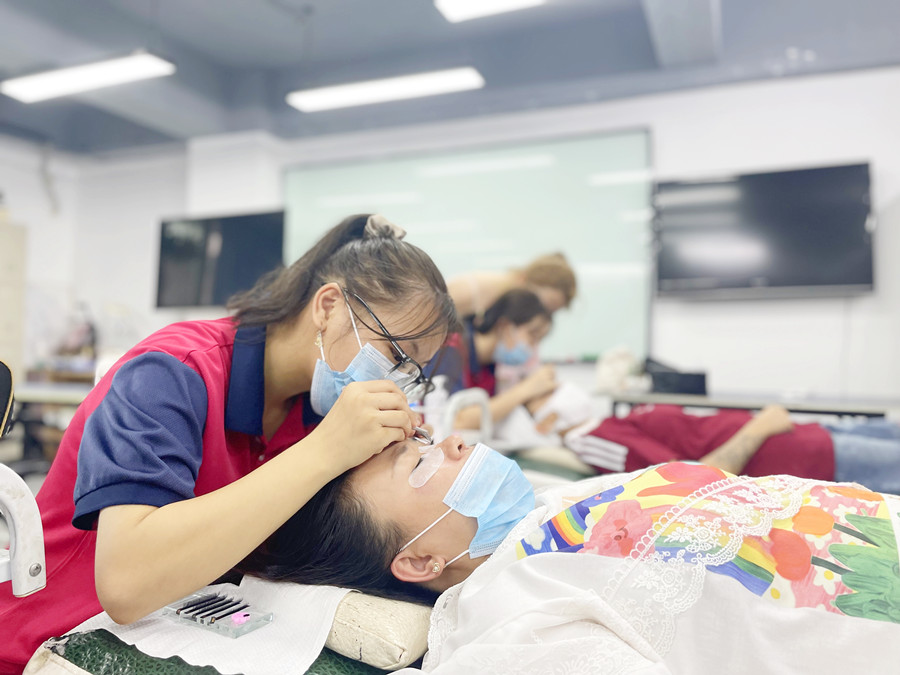 如何成為高價美睫師？南寧美睫學校排行分享技巧