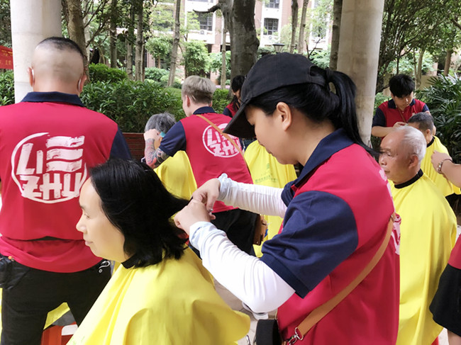 社區(qū)里的“便民理發(fā)店”開(kāi)張了 | 廣西美發(fā)社會(huì)實(shí)踐報(bào)告