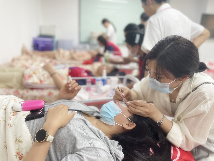 嫁接美睫后如何修補？南寧美睫教學