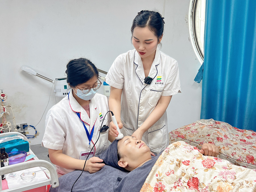 定期深層清潔面部肌膚的好處，廣西美容護膚學習