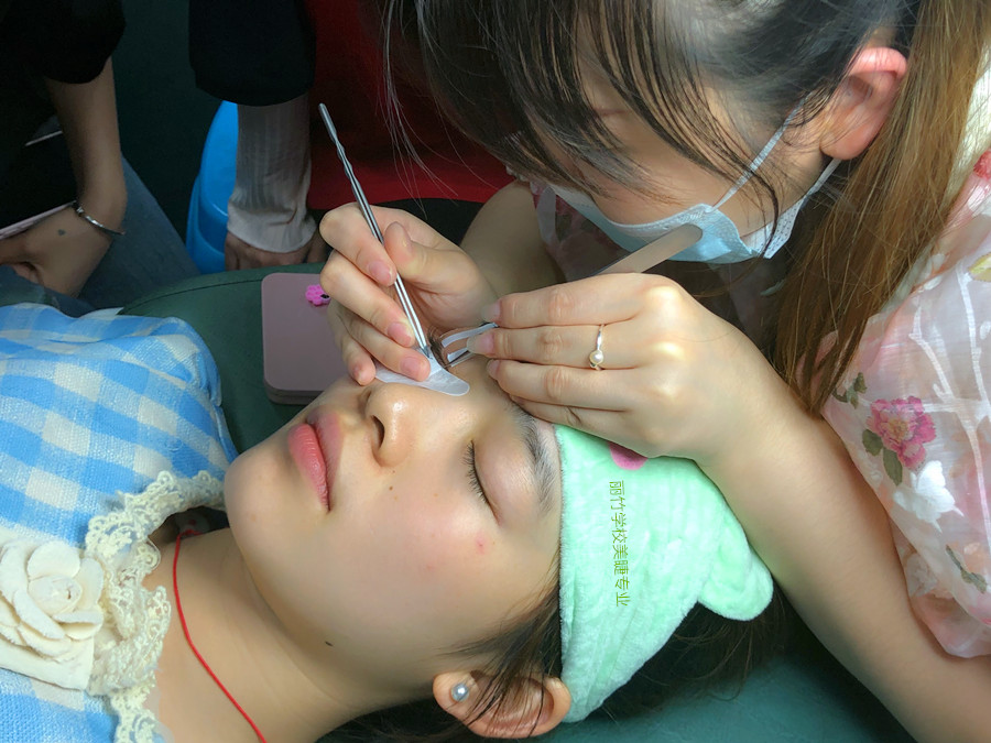 美睫師拿鑷子的標(biāo)準(zhǔn)，美睫教學(xué)零基礎(chǔ)