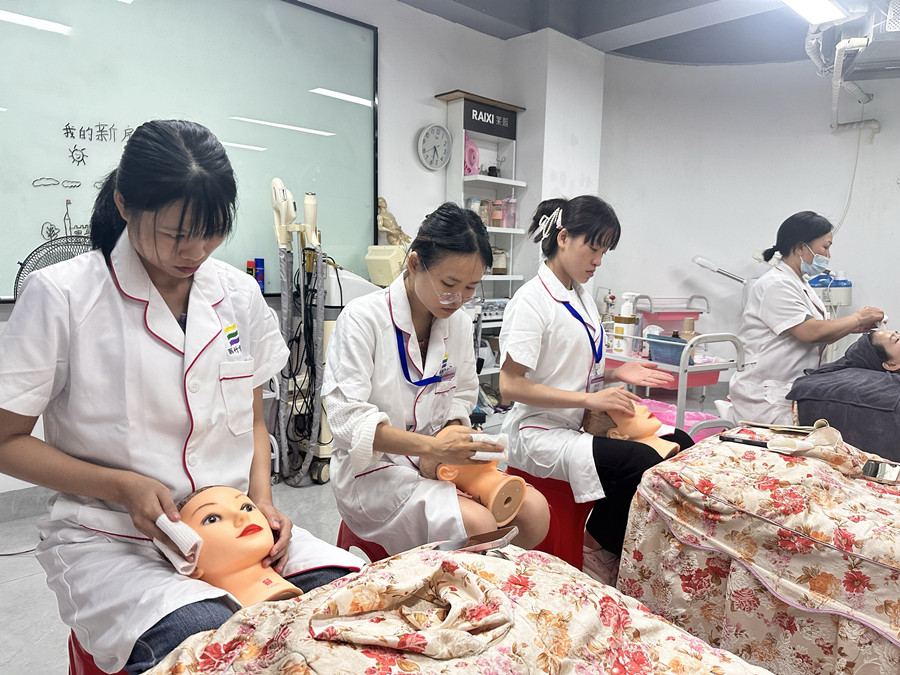 美容新手用假頭模練習(xí)的好處，學(xué)美容0基礎(chǔ)