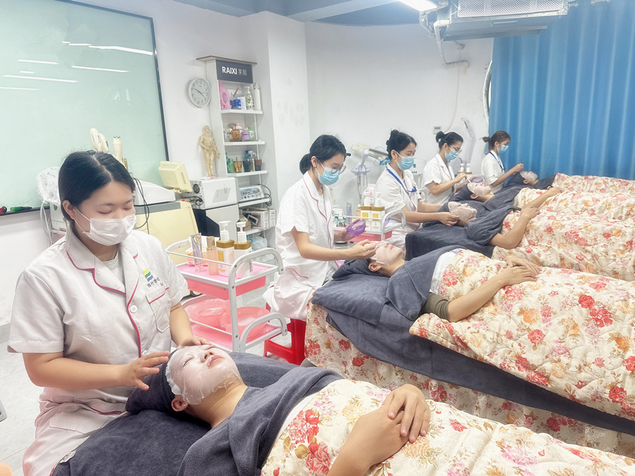 面部護(hù)理實(shí)操課堂練習(xí)，南寧美容護(hù)膚實(shí)訓(xùn)