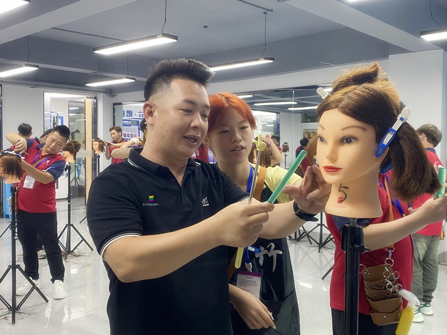 南寧美發(fā)女士精剪學(xué)員操作，南寧美發(fā)訓(xùn)練