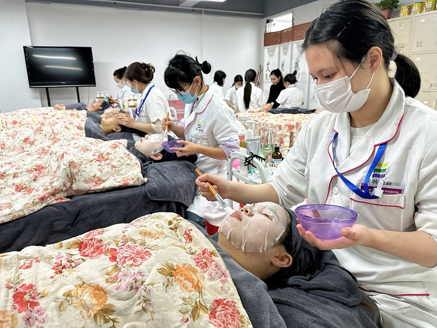 不同膚質(zhì)敷面膜的頻率，南寧護(hù)膚學(xué)校分享