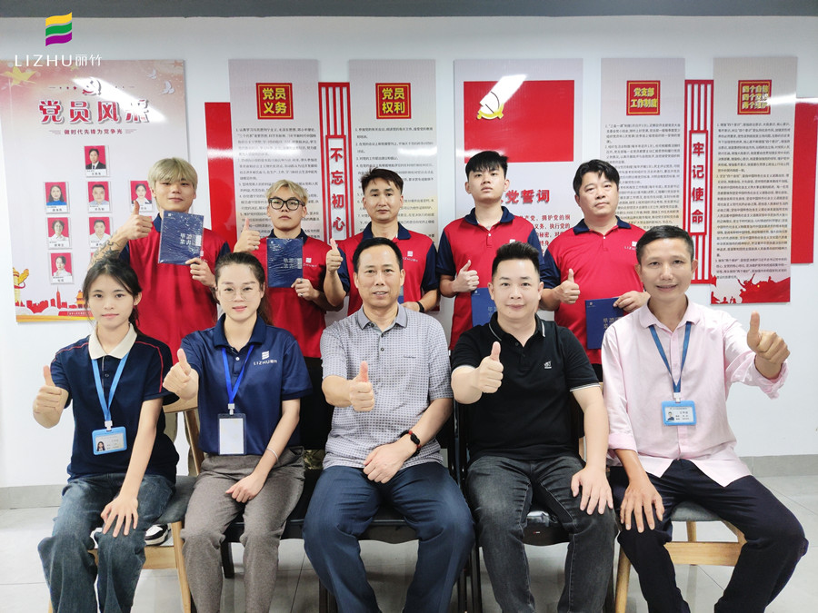 廣西美發(fā)學(xué)校畢業(yè)，校長(zhǎng)頒發(fā)證書寄祝福