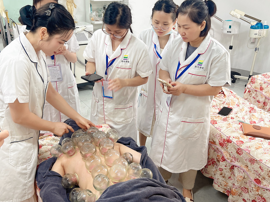 廣西美容真人實(shí)操，解鎖背部拔罐新技能