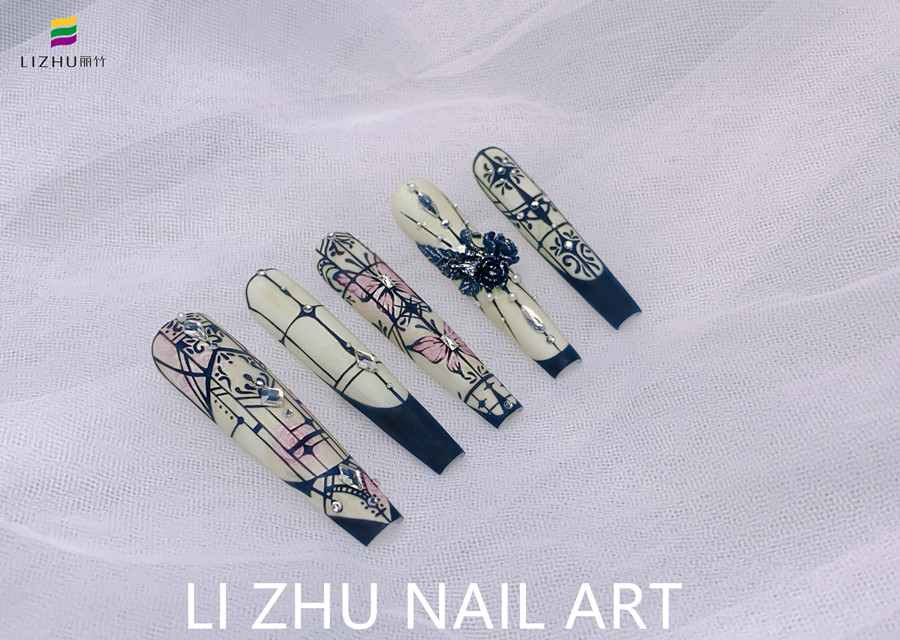 手繪花窗美甲，南寧美甲設(shè)計(jì)作品賞析