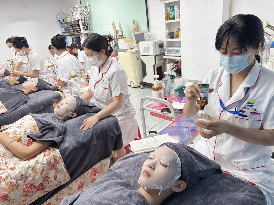 初秋面部補(bǔ)水護(hù)理，廣西皮膚管理操作講解