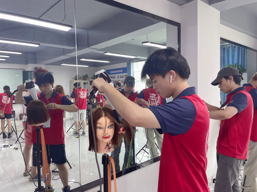 洗完頭應(yīng)不應(yīng)該包頭發(fā)？廣西美發(fā)教學(xué)