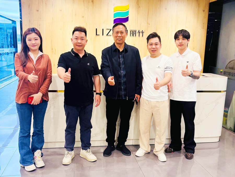 廣西美協(xié)蔣會長攜江蘇美發(fā)連鎖機構到我校進行校企合作