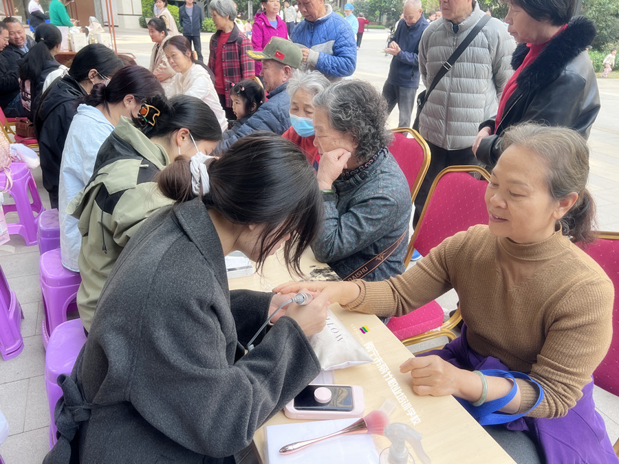 南寧美甲學校公益活動，一場有意義的外出教學