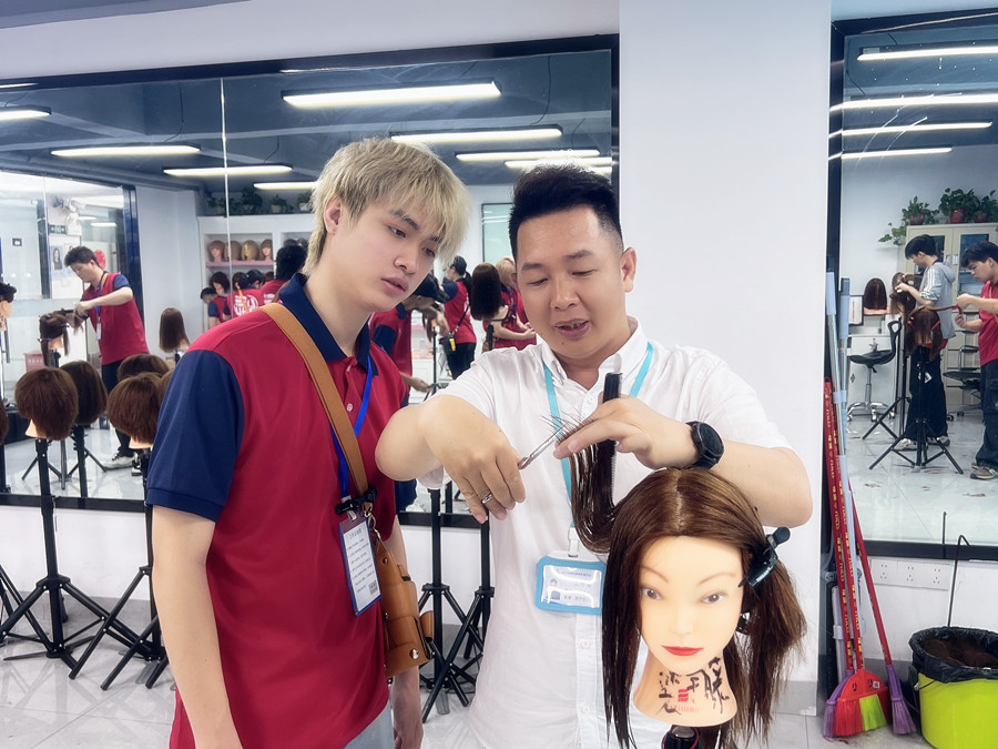 廣西美發(fā)職業(yè)學校課堂教學：方形堆積
